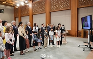 김건희 여사가 21일 청와대 춘추관에서 열린 ‘희망을 그리는 아이들: 우크라이나 아동 그림전’을 찾아 우크라이나 영부인의 전시 관련 영상메세지를 시청하고 있다. 