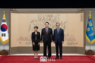 윤석열 대통령이 21일 서울 용산 대통령실 청사에서 열린 ‘주한대사 신임장 제정식’에서 추 안인(Choo Anyin) 주한 가이아나대사로부터 신임장을 전달 받은 뒤 기념 촬영을 하고 있다.