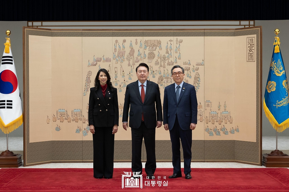 윤석열 대통령이 21일 서울 용산 대통령실 청사에서 열린 ‘주한대사 신임장 제정식’에서 아날리사 로우(Analisa Low) 주한 트리니다드토바고대사로부터 신임장을 전달 받은 뒤 기념 촬영을 하고 있다.