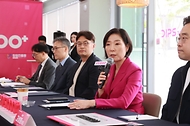 오영주 중소벤처기업부 장관이 20일 대전 유성구 ㈜컨텍에서 이성희 컨텍 대표이사를 비롯한 참석자들과 간담회를 하고 있다.
