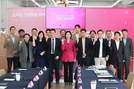 오영주 중소벤처기업부 장관이 20일 대전 유성구 ㈜컨텍에서 이성희 컨텍 대표이사를 비롯한 참석자들과 기념 촬영을 하고 있다.