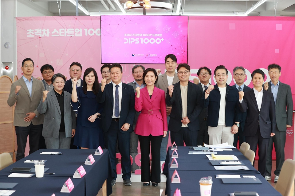 오영주 중소벤처기업부 장관이 20일 대전 유성구 ㈜컨텍에서 이성희 컨텍 대표이사를 비롯한 참석자들과 기념 촬영을 하고 있다.