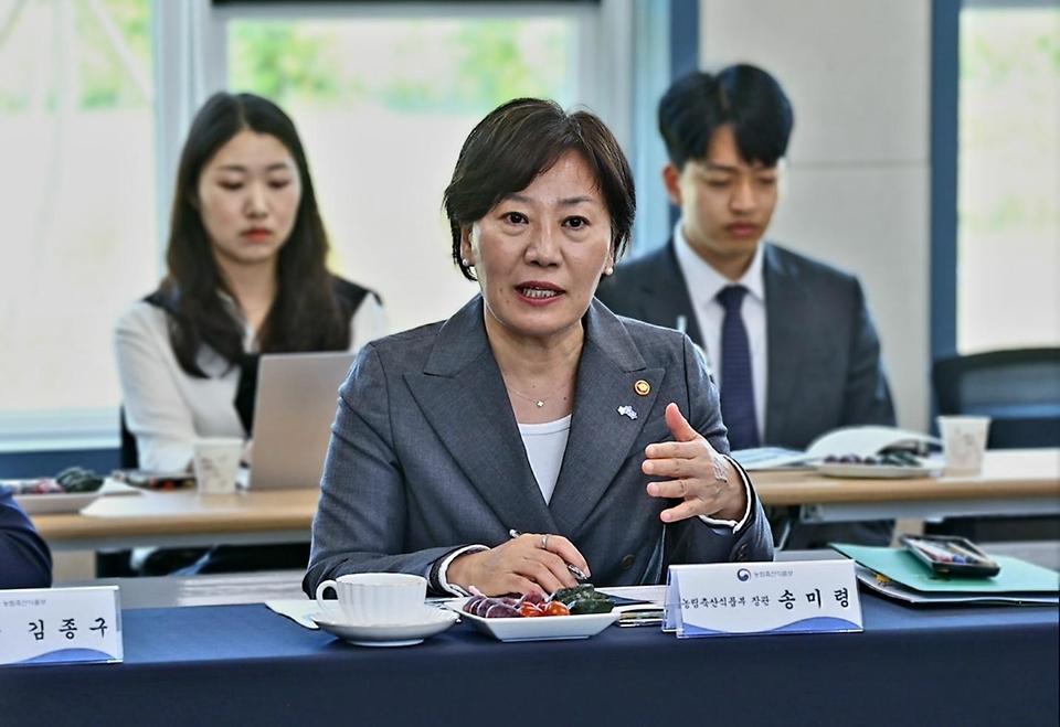 송미령 농림축산식품부 장관이 21일 충남 서천군 청년농촌보금자리단지를 방문해 청년세대 입주자 및 지역민들과 간담회를 하고 있다.