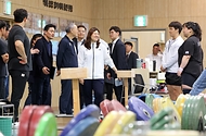 유인촌 문화체육관광부 장관이 22일 2024 파리 올림픽을 앞두고 장미란 제2차관과 함께 충북 진천 국가대표 선수촌을 방문해 훈련 중인 역도 선수들을 격려하고 있다. 