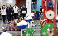 유인촌 문화체육관광부 장관이 22일 2024 파리 올림픽을 앞두고 장미란 제2차관과 함께 충북 진천 국가대표 선수촌을 방문해 시설을 둘러보고 있다. 