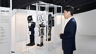 김윤상 기획재정부 차관이 21일 대전 대덕구 엔젤로보틱스 대전 연구소를 방문해 재활 보행보조로봇 관련 관계자의 설명을 듣고 있다.