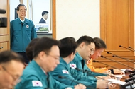 한덕수 국무총리가 22일 서울 종로구 정부서울청사에서 열린 의사집단행동 중앙재난안전대책본부 회의에 참석하고 있다. 