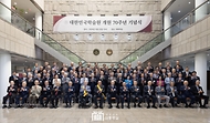 윤석열 대통령이 22일 서울 서초구 대한민국학술원에서 열린 개원 70주년 기념식을 마친 뒤 학술원 1층 로비에서 이장무 회장 등 학술원 회원들과 기념 촬영을 하고 있다.