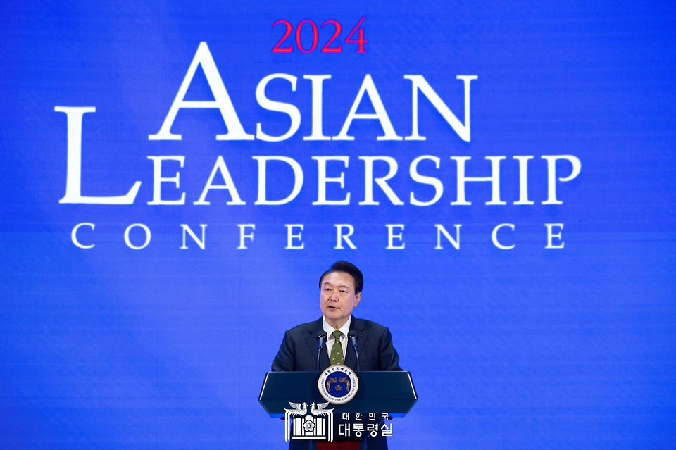 윤석열 대통령이 22일 서울 중구 신라호텔에서 열린 ‘2024 아시안리더십콘퍼런스 개회식’에서 축사하고 있다.