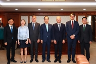 한덕수 국무총리가 22일 서울 종로구 정부서울청사에서 한국을 방문 중인 프랑스산업협회(MEDEF) 대표단을 만나 기념 촬영을 하고 있다.