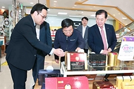 강경성 산업통상자원부 1차관이 23일 서울 양천구 목동 행복한 백화점을 방문해 중소기업제품을 구매하고 민생물가를 점검하고 있다. 
