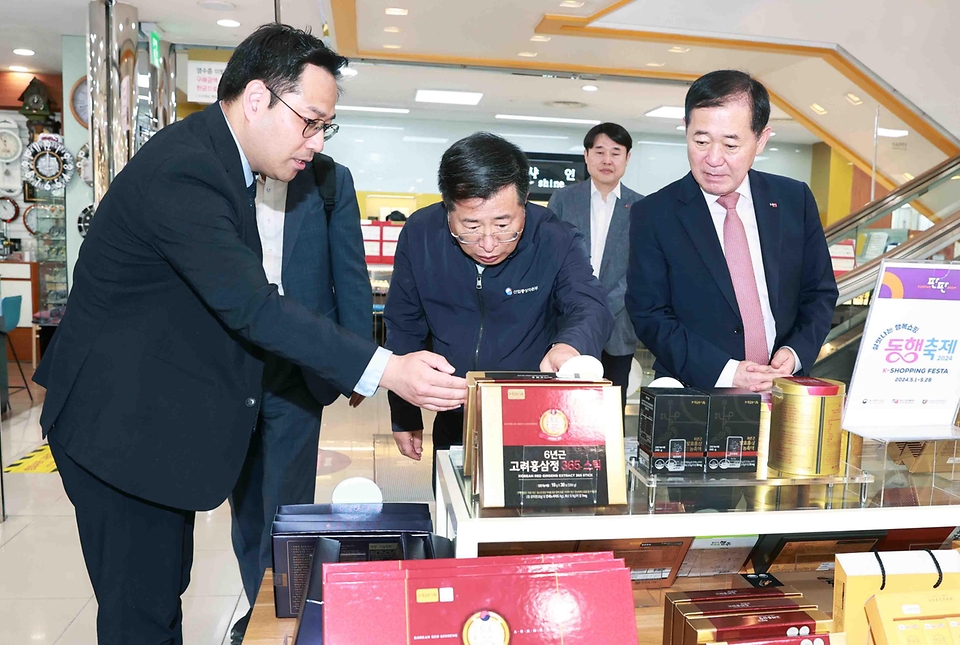 강경성 산업통상자원부 1차관이 23일 서울 양천구 목동 행복한 백화점을 방문해 중소기업제품을 구매하고 민생물가를 점검하고 있다. 