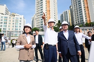 한덕수 국무총리가 22일 서울 동작구 흑석동 흑석 재정비 촉진지구를 방문해 국민의힘 나경원 당선인과 함께 관계자의 안내를 받으며 9구역 현장을 점검하고 있다. 