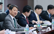 안덕근 산업통상자원부 장관이 22일 서울 종로구 한국무역보험공사 대회의실에서 열린 ‘제31차 에너지위원회’를 주재하고 있다.