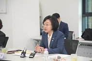 오유경 식품의약품안전처 처장이 22일 경기 성남시 현대그린푸드 스마트푸드센터를 방문해 한국임상영양학회 등 전문가와 환자용 식품 발전 방향에 관한 간담회를 하고 있다. 