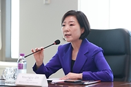 오영주 중소벤처기업부 장관이 22일 서울 영등포구 63빌딩에서 프랑스경제인연합회(MEDEF) 소속 기업인과의 스타트업 분야 협력 방안 논의에 앞서 인사말을 하고 있다. 