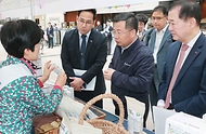 강경성 산업통상자원부 1차관이 23일 서울 양천구 목동 행복한 백화점을 방문해 중소기업제품을 구매하고 민생물가를 점검하고 있다. 