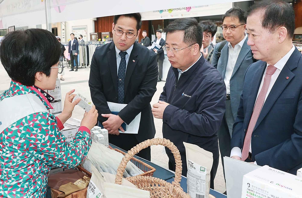 강경성 산업통상자원부 1차관이 23일 서울 양천구 목동 행복한 백화점을 방문해 중소기업제품을 구매하고 민생물가를 점검하고 있다. 