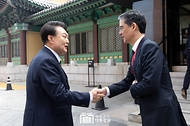 윤석열 대통령이 22일 서울 중구 신라호텔에서 열린 ‘2024 아시안리더십콘퍼런스 개회식’에 참석해 방준오 조선일보 사장과 인사하고 있다.