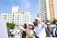 한덕수 국무총리가 22일 서울 동작구 흑석동 흑석 재정비 촉진지구를 방문해 국민의힘 나경원 당선인과 함께 관계자의 안내를 받으며 9구역 현장을 점검하고 있다. 