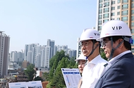 한덕수 국무총리가 22일 서울 동작구 흑석동 흑석 재정비 촉진지구를 방문해 관계자의 안내를 받으며 9구역 현장을 점검하고 있다.