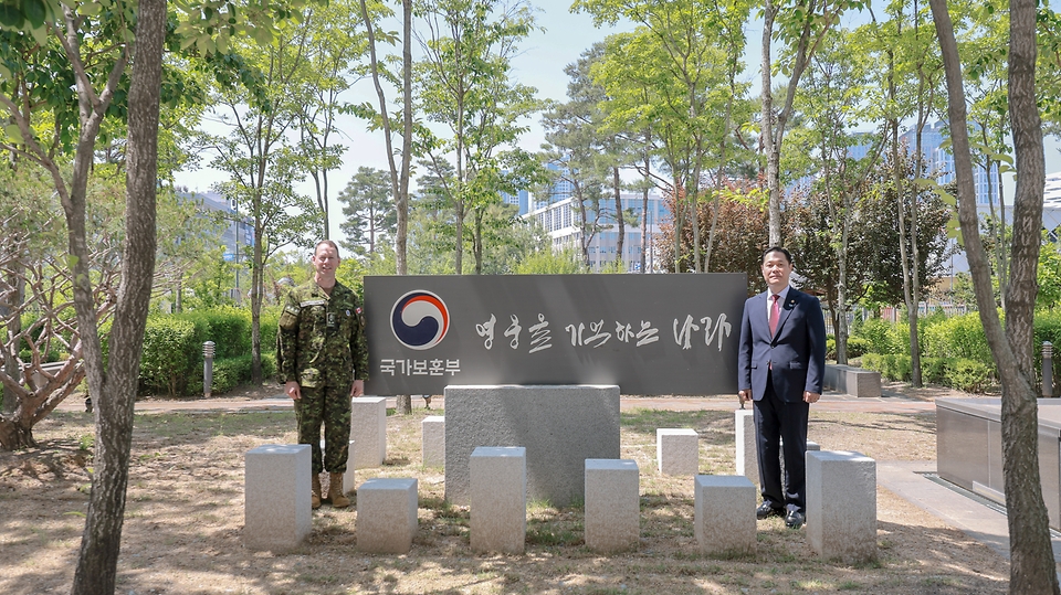 이희완 국가보훈부 차관이 23일 오전 정부세종청사 국가보훈부 집무실에서 데릭 맥컬리 유엔사 부사령관을 만나  환담 후 기념촬영을 하고 있다.