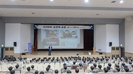 이희완 국가보훈부 차관이 대한민국 영토수호에 헌신하는 국군장병들에게 위로와 감사의 뜻을 전하기 위해 22일 오전 경기도 성남시에 위치한 공군 제15특수임무비행단을 방문하여 장병들에게 강연을 하고 있다.