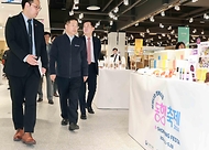강경성 산업통상자원부 1차관이 23일 서울 양천구 목동 행복한 백화점을 방문해 중소기업제품을 구매하고 민생물가를 점검하고 있다. 