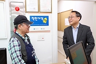 고기동 행정안전부 차관이 23일 충북 청주시 상당구 소재의 착한가격업소를 방문해 애로사항을 청취하고 향후 지원사항에 관한 의견을 나누고 있다.