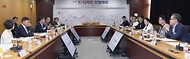 강경성 산업통상자원부 1차관이 22일 경기 성남시 한국디자인진흥원 대회의실에서 열린 ‘K-디자인 산업대화’에서 ‘K-디자인 산업대화 운영계획, 디자인 진흥사업 추진방향, 디자인 R&D 개편방안’ 등 주요안건을 논의하고 있다. 