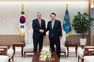 윤석열 대통령이 22일 서울 용산 대통령실 청사에서 케빈 매카시(Kevin McCarthy) 전 미국 하원의장을 만나 악수하고 있다. 