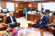 한덕수 국무총리가 22일 서울 종로구 정부서울청사에서 프랑수아 자콥 한불최고경영자클럽 회장 겸 에어리퀴드 CEO를 만나 면담을 하고 있다.