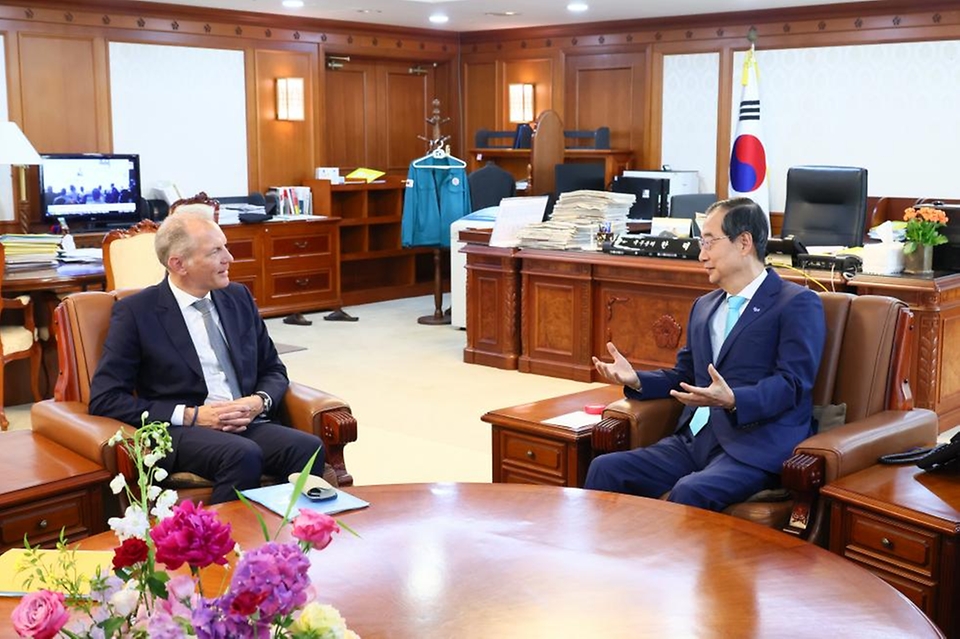 한덕수 국무총리가 22일 서울 종로구 정부서울청사에서 프랑수아 자콥 한불최고경영자클럽 회장 겸 에어리퀴드 CEO를 만나 면담을 하고 있다.