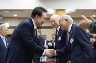 윤석열 대통령이 22일 서울 서초구 대한민국학술원에서 열린 개원 70주년 기념식에서 권숙일 전 회장과 악수하고 있다.