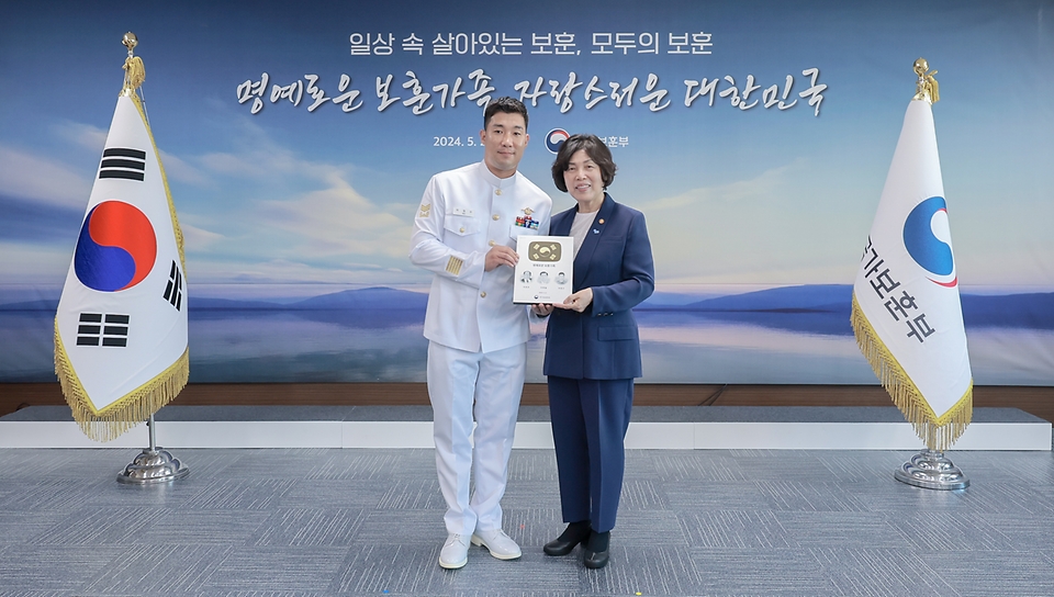 강정애 국가보훈부 장관이 21일 오후 서울시 용산구 서울지방보훈청에서 열린 명예로운 보훈가족 기념패 증정식에 참석하여 기관 추천을 통해 선정된 직계존속이 국가(독립)유공자인 제복근무자 및 독립.호국에 모두 참여한 가계의 후손들에게 명예로운 보훈가족 기념패를 전달하고 있다.