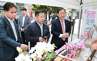 강경성 산업통상자원부 1차관이 23일 서울 양천구 목동 행복한 백화점을 방문해 중소기업제품을 구매하고 민생물가를 점검하고 있다. 이날 현장방문은 전국적으로 열리는 중소기업·소상공인 제품 소비 촉진 행사인 동행축제를 응원하기 위해 진행되었다.