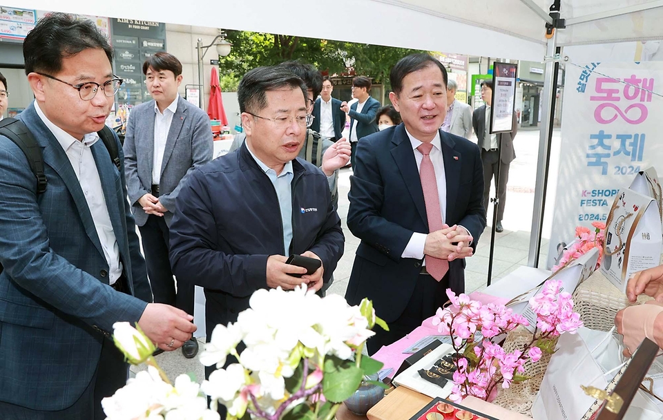 강경성 산업통상자원부 1차관이 23일 서울 양천구 목동 행복한 백화점을 방문해 중소기업제품을 구매하고 민생물가를 점검하고 있다. 이날 현장방문은 전국적으로 열리는 중소기업·소상공인 제품 소비 촉진 행사인 동행축제를 응원하기 위해 진행되었다.