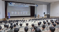 이희완 국가보훈부 차관이 대한민국 영토수호에 헌신하는 국군장병들에게 위로와 감사의 뜻을 전하기 위해 22일 오전 경기도 성남시에 위치한 공군 제15특수임무비행단을 방문하여 장병들에게 강연을 하고 있다.