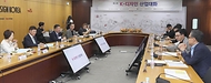 강경성 산업통상자원부 1차관이 22일 경기 성남시 한국디자인진흥원 대회의실에서 열린 ‘K-디자인 산업대화’에서 ‘K-디자인 산업대화 운영계획, 디자인 진흥사업 추진방향, 디자인 R&D 개편방안’ 등 주요안건을 논의하고 있다. 