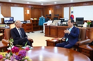 한덕수 국무총리가 22일 서울 종로구 정부서울청사에서 프랑수아 자콥 한불최고경영자클럽 회장 겸 에어리퀴드 CEO를 만나 면담을 하고 있다.