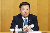 강경성 산업통상자원부 1차관이 22일 경기 성남시 한국디자인진흥원 대회의실에서 열린 ‘K-디자인 산업대화’를 주재하고 있다. 
