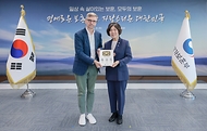강정애 국가보훈부 장관이 21일 오후 서울시 용산구 서울지방보훈청에서 열린 명예로운 보훈가족 기념패 증정식에 참석하여 기관 추천을 통해 선정된 직계존속이 국가(독립)유공자인 제복근무자 및 독립.호국에 모두 참여한 가계의 후손들에게 명예로운 보훈가족 기념패를 전달하고 있다.