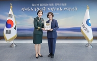 강정애 국가보훈부 장관이 21일 오후 서울시 용산구 서울지방보훈청에서 열린 명예로운 보훈가족 기념패 증정식에 참석하여 기관 추천을 통해 선정된 직계존속이 국가(독립)유공자인 제복근무자 및 독립.호국에 모두 참여한 가계의 후손들에게 명예로운 보훈가족 기념패를 전달하고 있다.