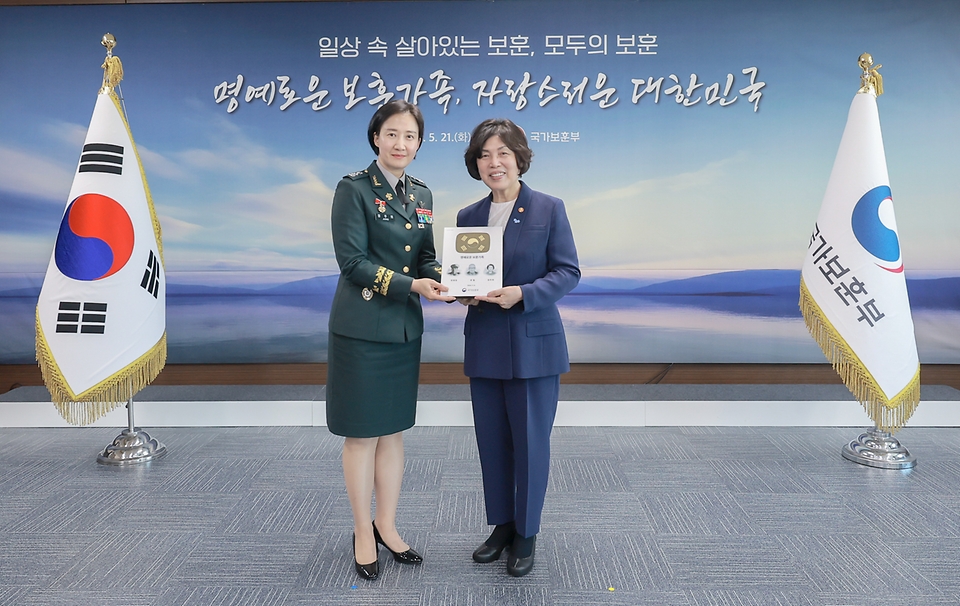 강정애 국가보훈부 장관이 21일 오후 서울시 용산구 서울지방보훈청에서 열린 명예로운 보훈가족 기념패 증정식에 참석하여 기관 추천을 통해 선정된 직계존속이 국가(독립)유공자인 제복근무자 및 독립.호국에 모두 참여한 가계의 후손들에게 명예로운 보훈가족 기념패를 전달하고 있다.