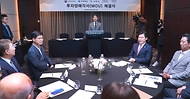 안덕근 산업통상자원부 장관이 22일 서울 영등포구 콘래드호텔에서 진행된 ‘도레이 사(社) 투자협력 관련 양해각서(MOU) 체결식’에서 발언하고 있다. 이날 협약식에는 김영식, 구자근 의원, 이철우 경북도지사, 김장호 구미시장, 오야 미츠오 도레이그룹 사장이 참석했다.
