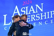 주한미군 유리 크니시브가 22일 서울 중구 신라호텔에서 열린 ‘2024 아시안리더십콘퍼런스 개회식’에서 아들 알렉산더 크니시브와 상봉하고 있다.