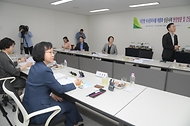 오유경 식품의약품안전처 처장이 22일 경기 성남시 현대그린푸드 스마트푸드센터를 방문해 한국임상영양학회 등 전문가와 환자용 식품 발전 방향에 관한 간담회를 하고 있다. 