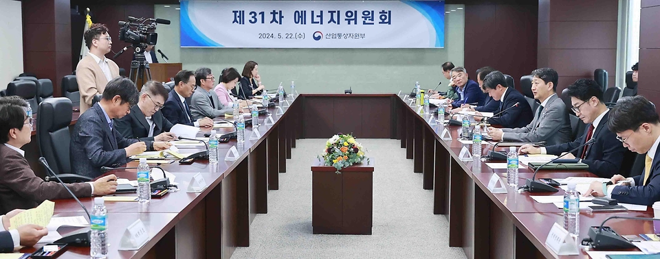 안덕근 산업통상자원부 장관이 22일 서울 종로구 한국무역보험공사 대회의실에서 열린 ‘제31차 에너지위원회’를 주재하고 있다. 이날 위원회에서는 재생에너지 해외진출 지원 방안, 전력시장 제도개선 방향, CCS 산업육성 전략 등의 안건을 논의했다.