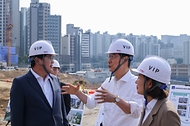 한덕수 국무총리가 22일 서울 동작구 흑석동 흑석 재정비 촉진지구를 방문해 국민의힘 나경원 당선인과 함께 관계자의 안내를 받으며 9구역 현장을 점검하고 있다. 