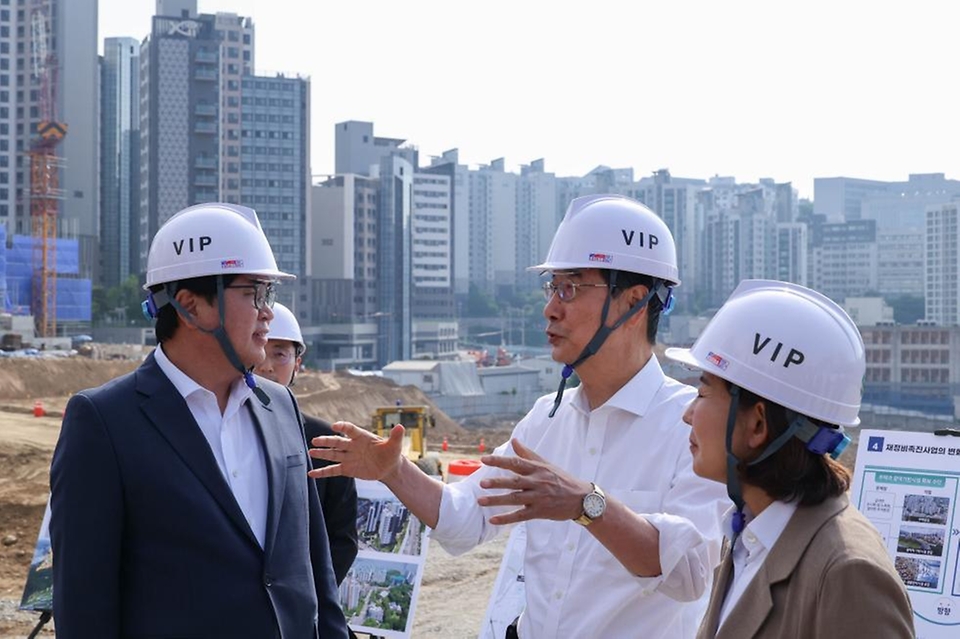 한덕수 국무총리가 22일 서울 동작구 흑석동 흑석 재정비 촉진지구를 방문해 국민의힘 나경원 당선인과 함께 관계자의 안내를 받으며 9구역 현장을 점검하고 있다. 